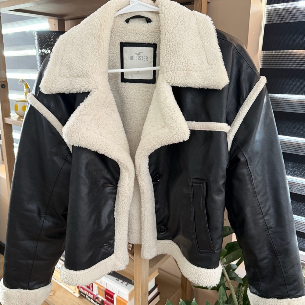 Hollister Women's Black and Cream Teddy Jacket
